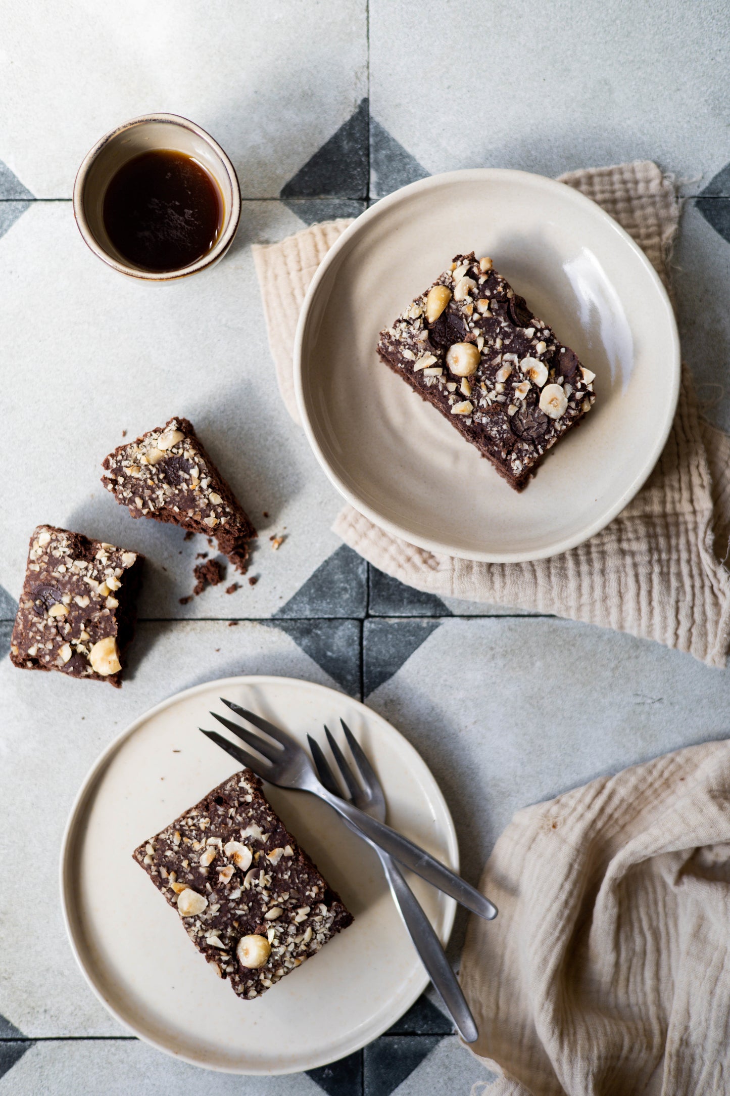 Vegan brownie met hazelnoten